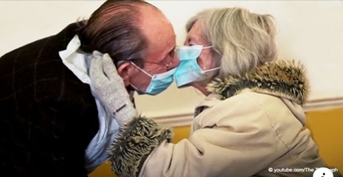 Der berührende Moment, als sich ein älteres Ehepaar nach Monaten den ersten Kuss im Pflegeheim teilt